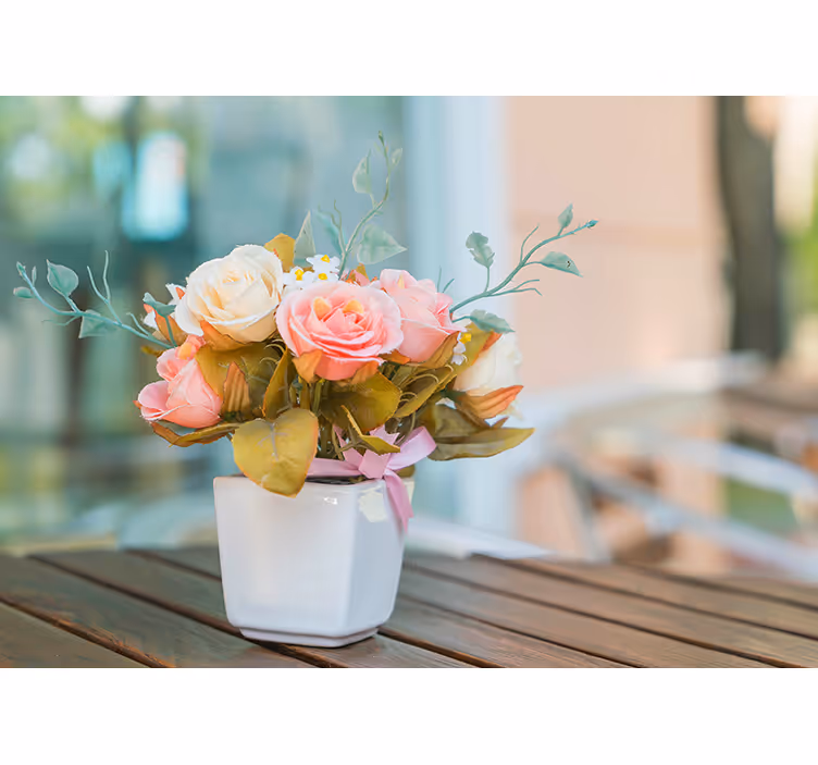 Persiana enrollable salón rosas sobre la mesa - TenVinilo