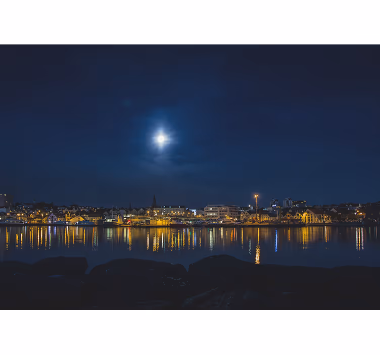 Mural ciudad reflejos urbanos bañados por la luz lunar - TenVinilo