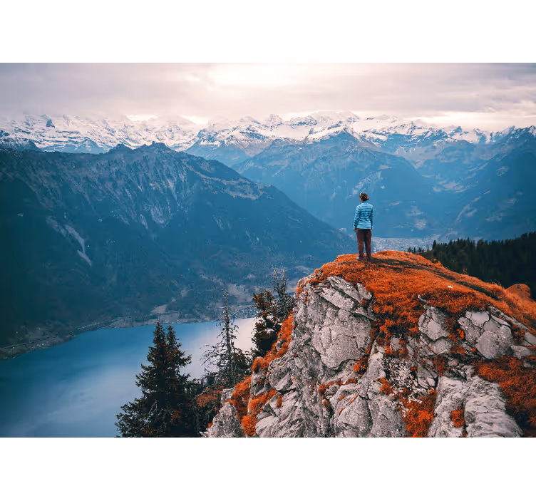 Fotomural de montañas Persona solitaria en la cima - TenVinilo