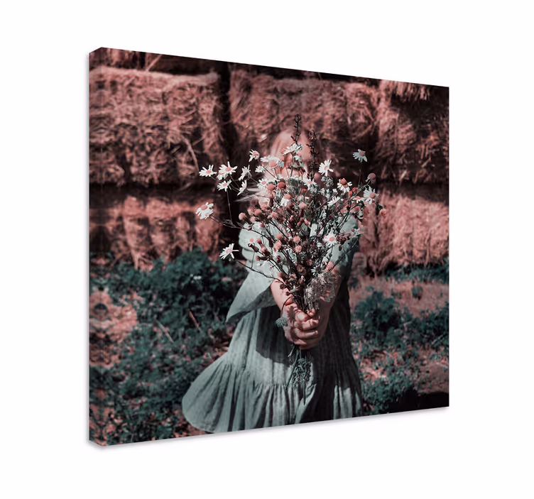 Cuadro de flores chica sosteniendo flores - TenVinilo