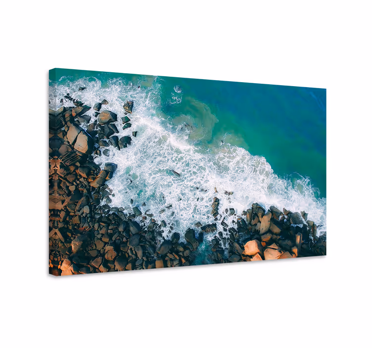 Cuadro de marineros olas del océano chocando con rocas - TenVinilo