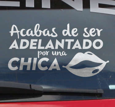 Vinilo coche adelantado por una chica