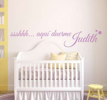 Vinilo infantil personalizable aquí duerme