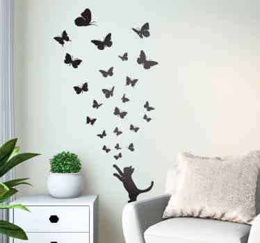 Vinilos mariposas y gato cazando