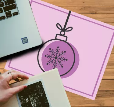 Elegante alfombrilla de ratón de navidad con adorno rosa - TenVinilo