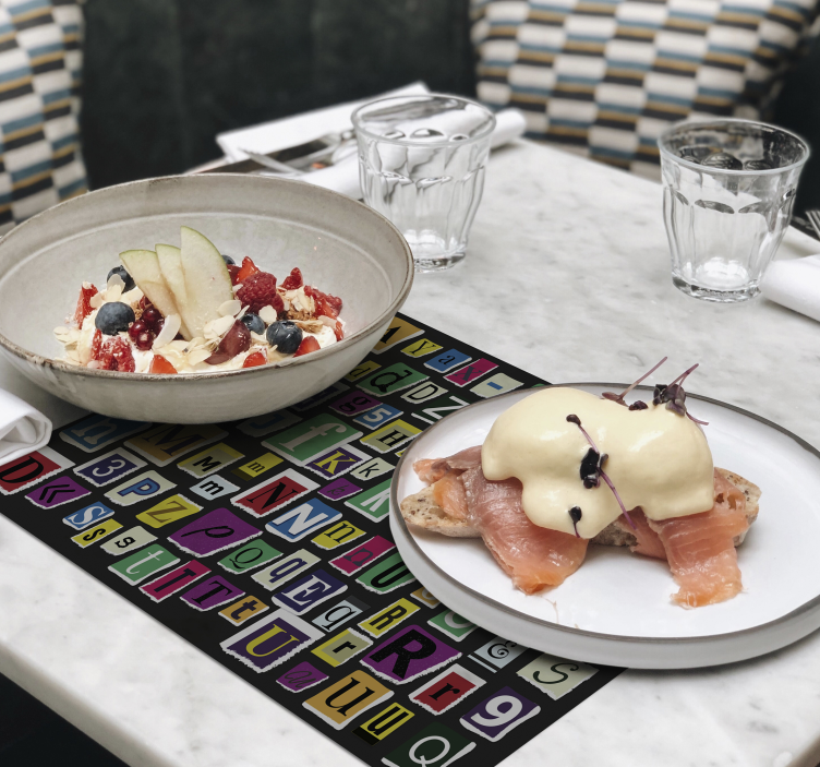 Mantel individual moderno letras colores - TenVinilo