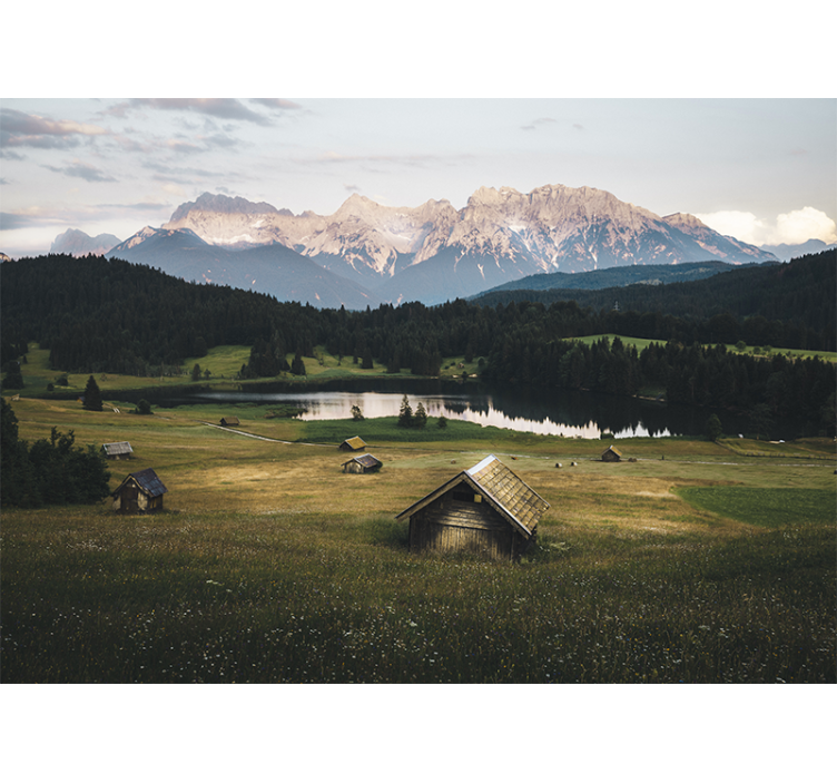 Fotomural de montañas Campo soleado con cabañas rústicas - TenVinilo