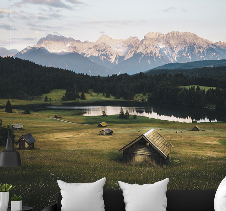Fotomural de montañas Campo soleado con cabañas rústicas - TenVinilo