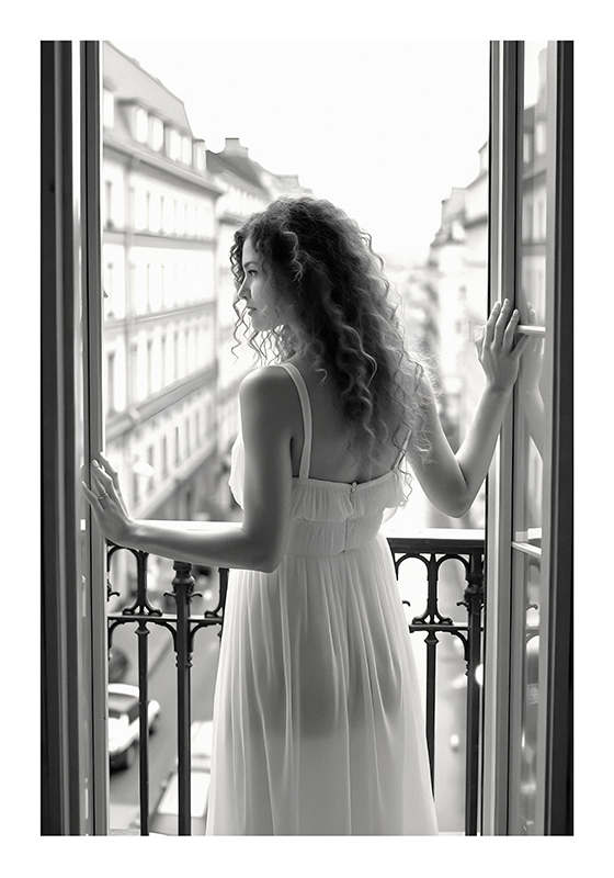 Poster foto realista dama en una mañana - TenVinilo