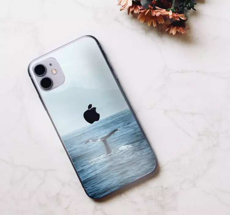 Calcomanía iPhone cola de ballena salpicando - TenVinilo