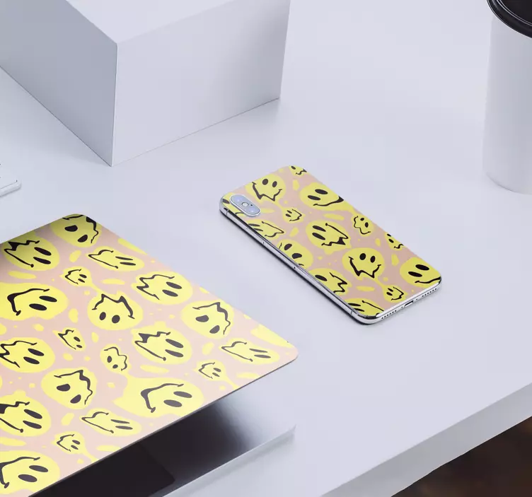 Calcomanía iPhone patrón de fantasma sonriente - TenVinilo