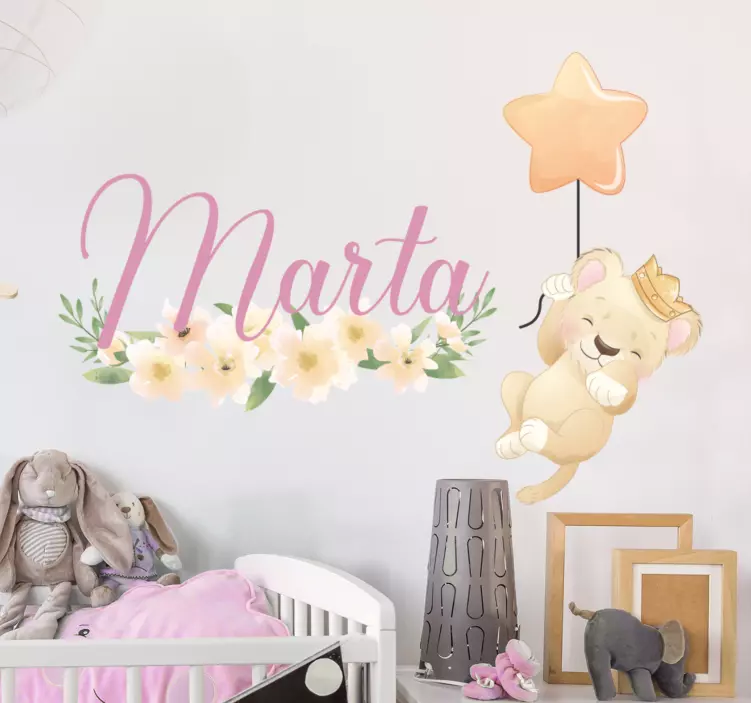 Vinilo habitación infantil Lindo león para niña con nombre - TenVinilo