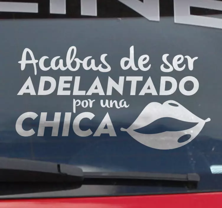 Vinilo coche adelantado por una chica - TenVinilo