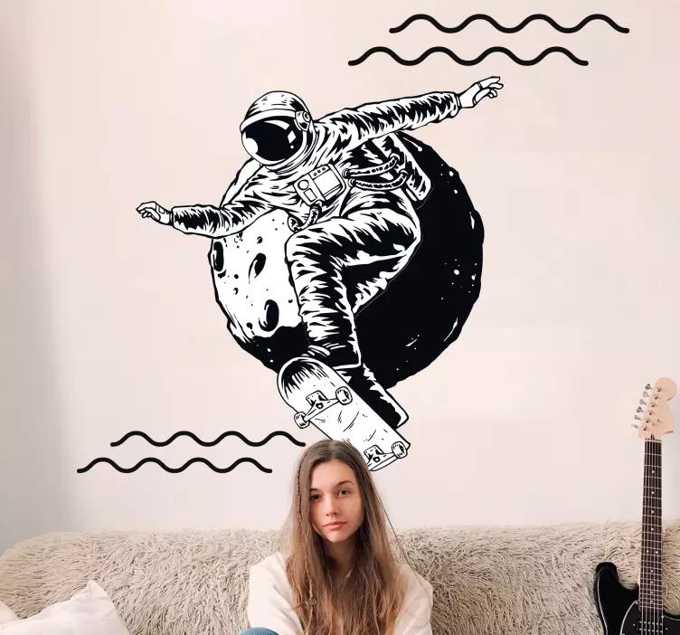 Vinilo habitación juvenil Astronauta dibujado a mano con patineta - TenVinilo
