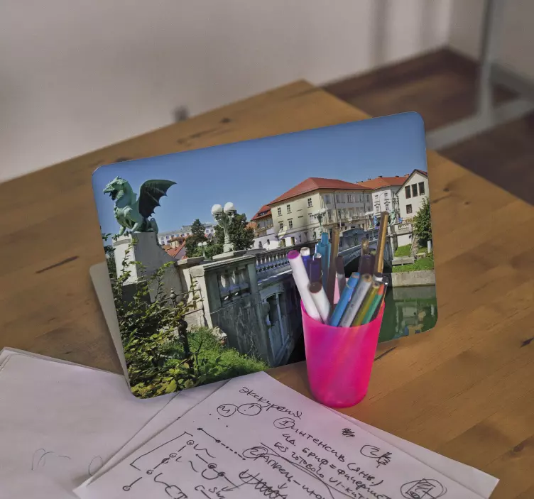 Vinilo para portátil vista del puente del dragón - TenVinilo