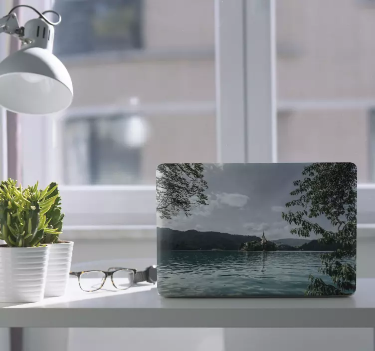 Vinilo para portátil vista panorámica del lago - TenVinilo