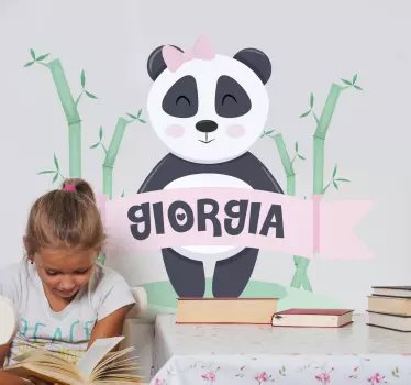 Mural habitación infantil Bebé panda niña con nombre - TenVinilo