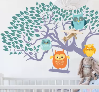 Vinilo habitación bebé búhos jugando en el árbol - TenVinilo