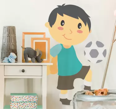 Vinilo infantil niño jugando a fútbol - TenVinilo