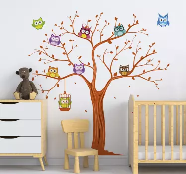 Vinilo infantil búhos de colores en árbol - TenVinilo
