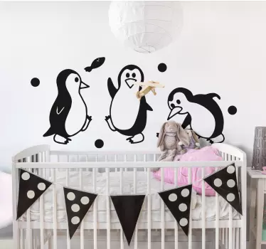Vinilo pared infantil familia de pingüinos juguetones - TenVinilo