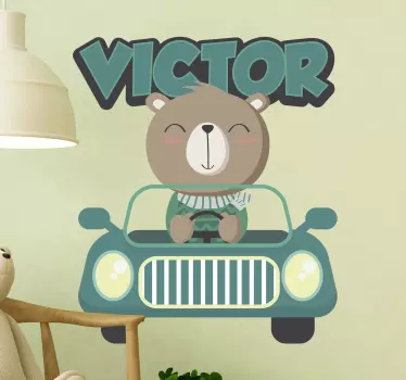 Vinilo pared osito en coche con nombre - TenVinilo