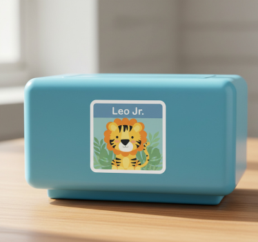 Vinilo infantil etiqueta de león personalizada - TenVinilo