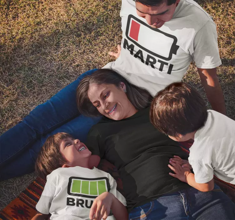 Camisetas padres sin pilas con nombre - TenVinilo