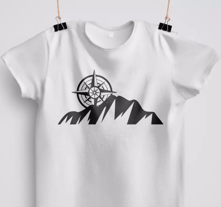 Montañas con una camiseta personalizada brújula - TenVinilo