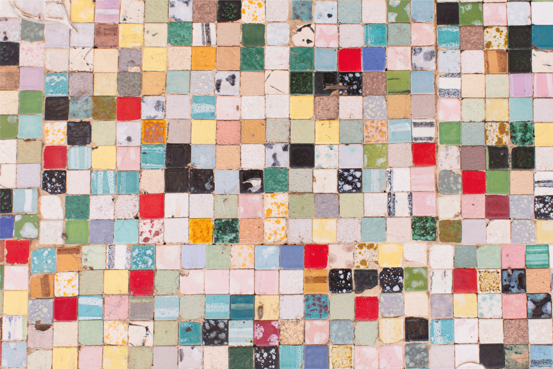 Alfombra vinílica baño azulejos antiguos de colores - TenVinilo